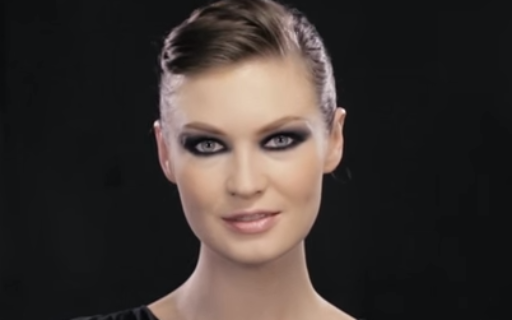 Ojos negros y boca intensa