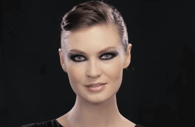 Ojos negros y boca intensa